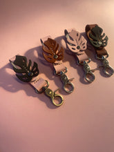 Load image into Gallery viewer, Flower keychain