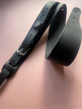 Load image into Gallery viewer, Leather guitar Strap
