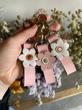 Load image into Gallery viewer, Flower keychain