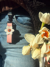 Load image into Gallery viewer, Flower keychain